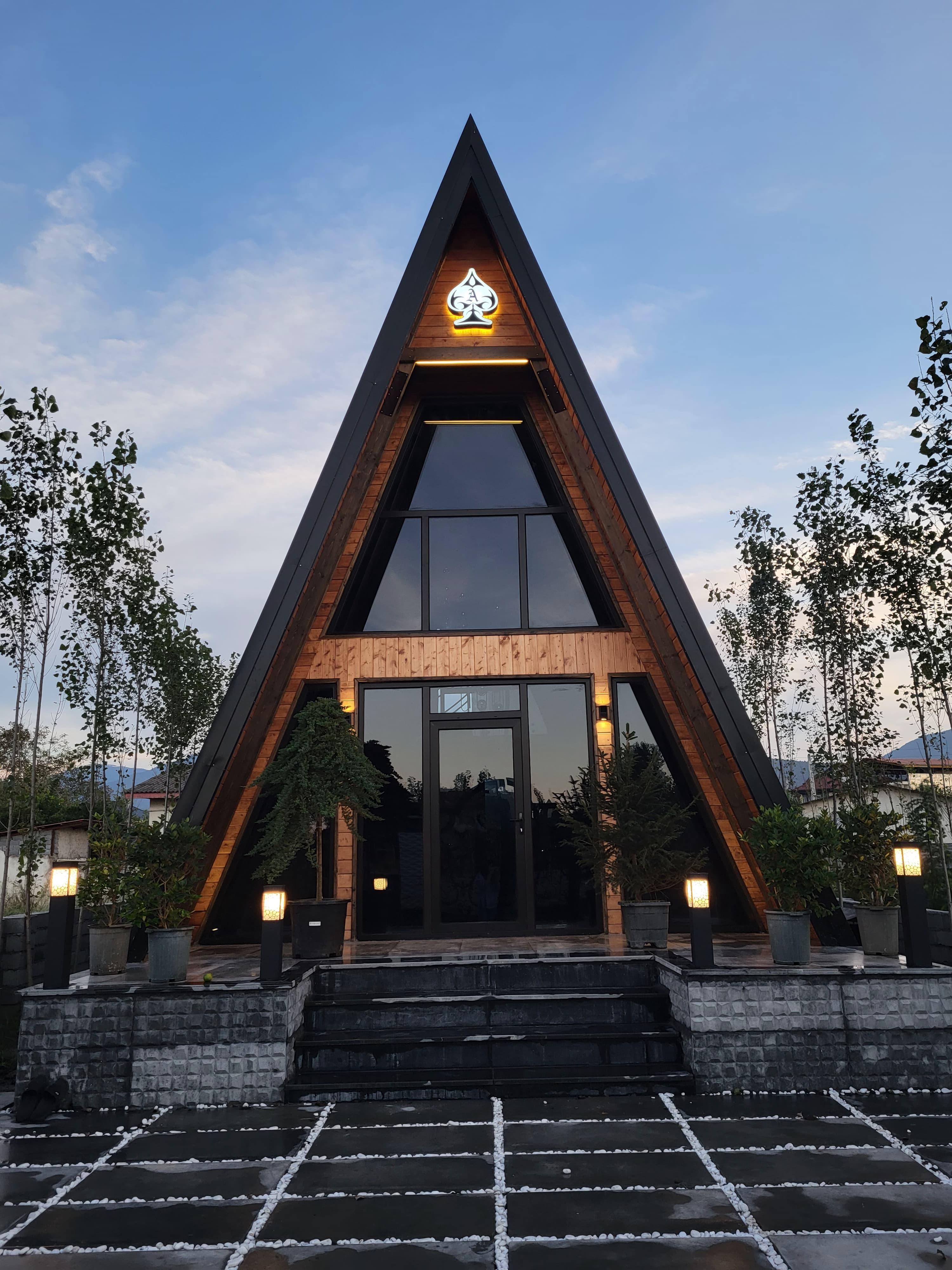 ویلای لاکچری سوئیسی آس همراه با جکوزی