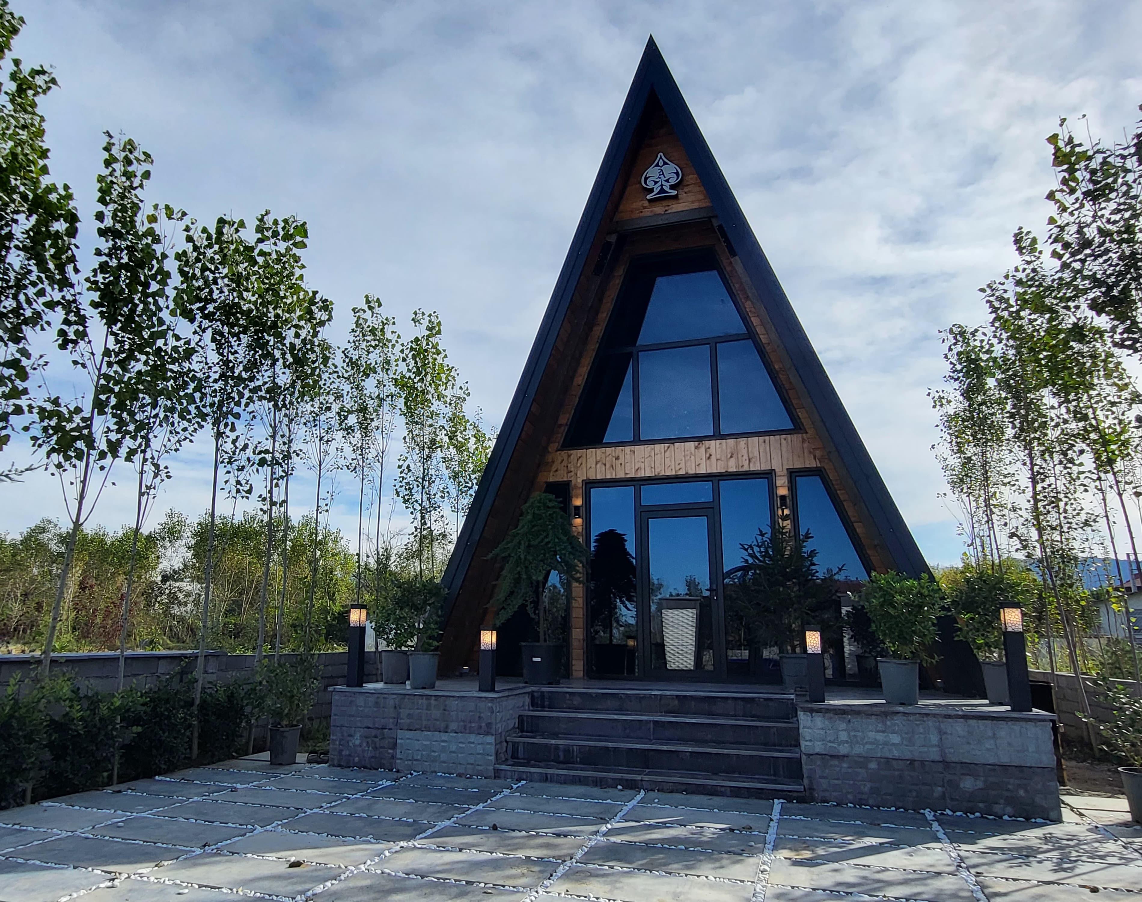 ویلای لاکچری سوئیسی آس همراه با جکوزی