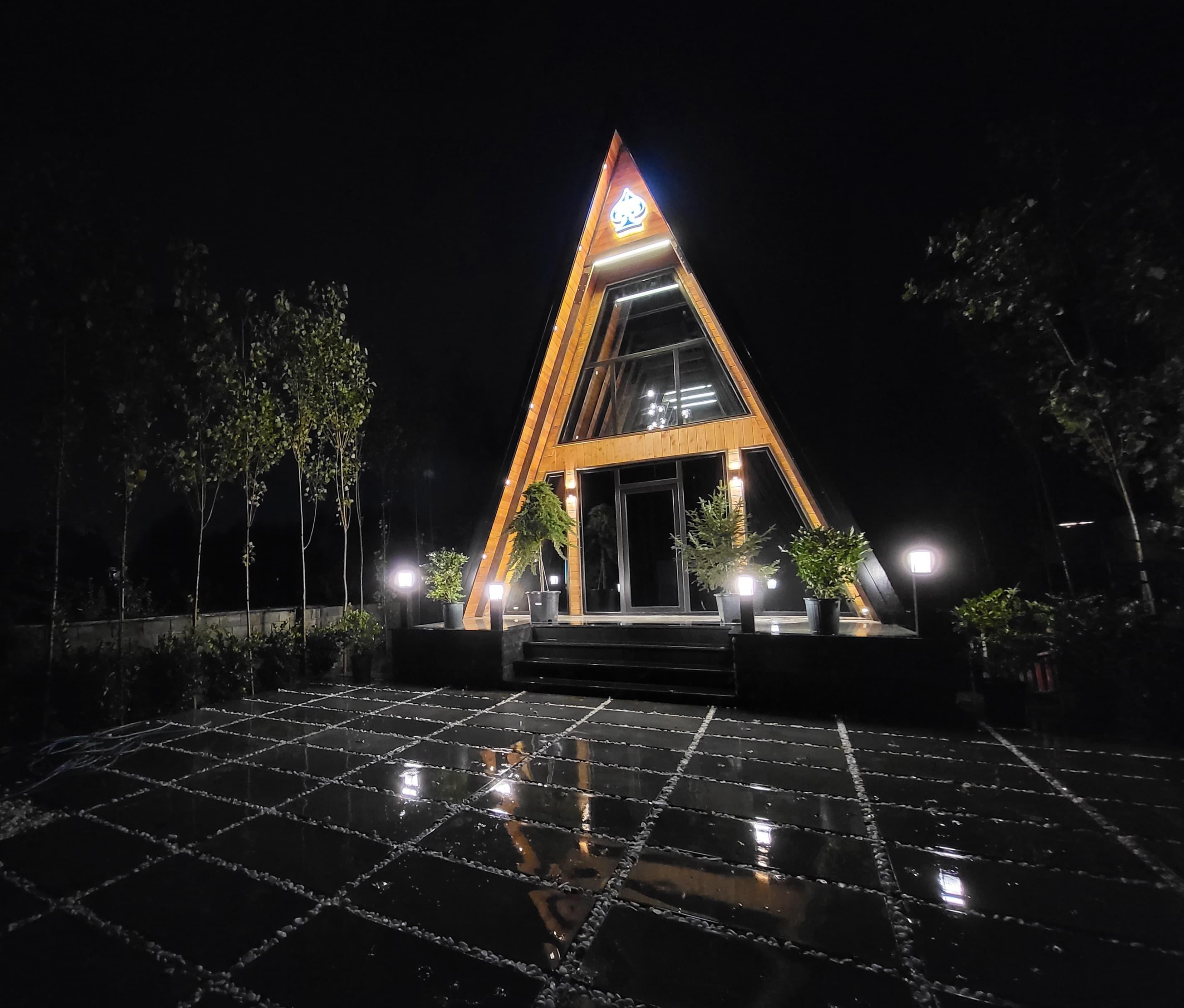 ویلای لاکچری سوئیسی آس همراه با جکوزی