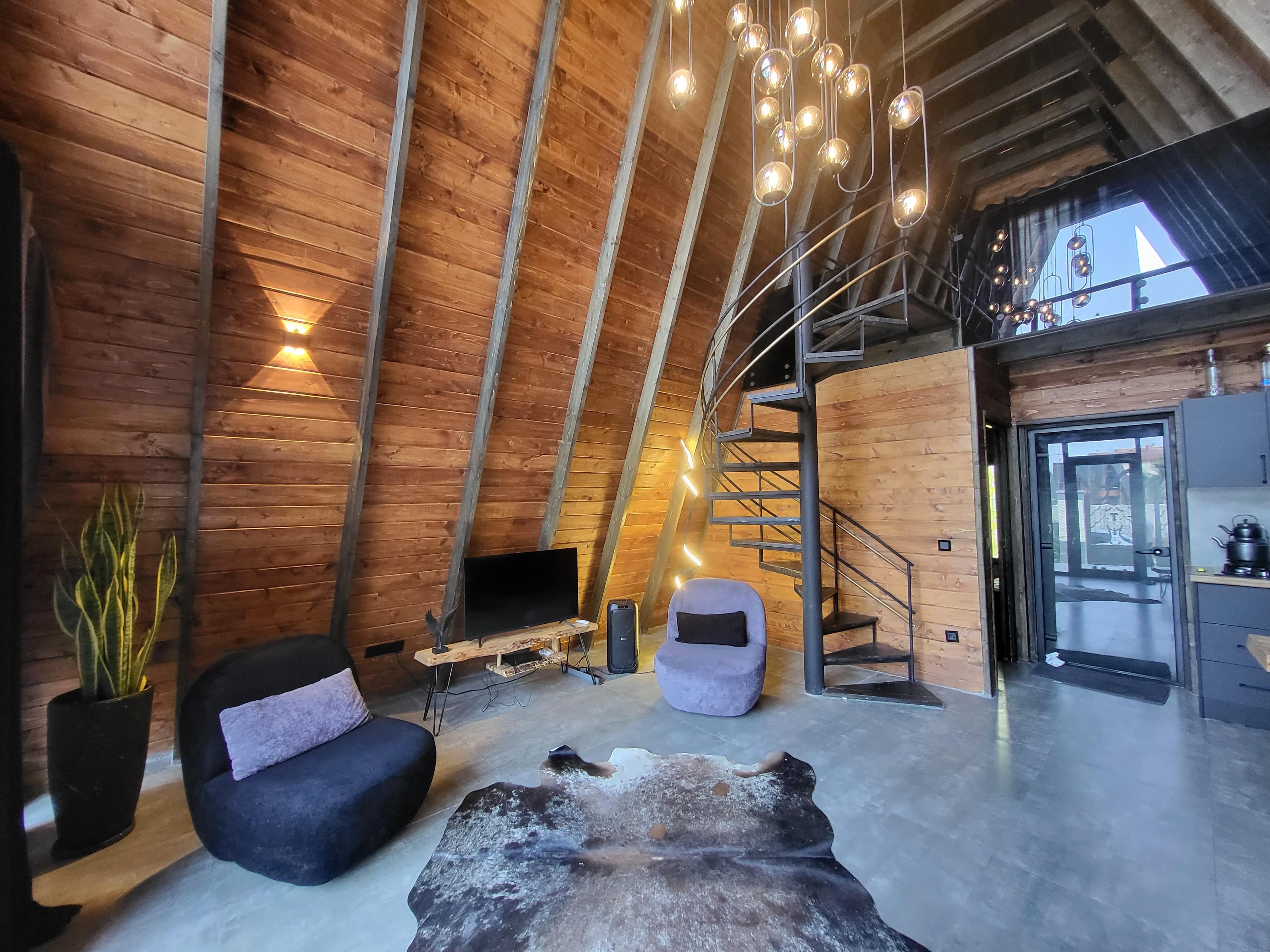 ویلای لاکچری سوئیسی آس همراه با جکوزی