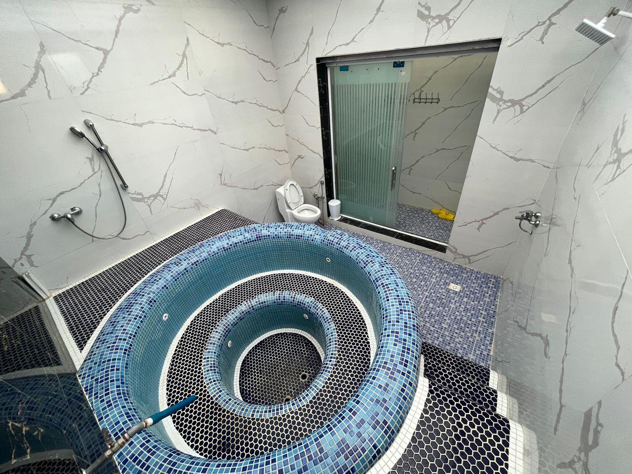 سوئیت جکوزی دار آبگرم معدنی در محلات