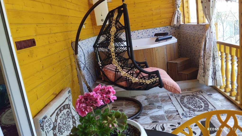 کلبه چوبی شش خوابه مستراستخرداروجکوزی دار