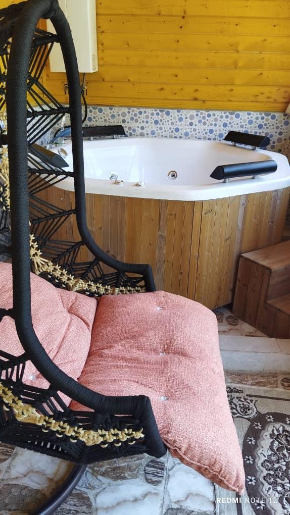 کلبه چوبی شش خوابه مستراستخرداروجکوزی دار