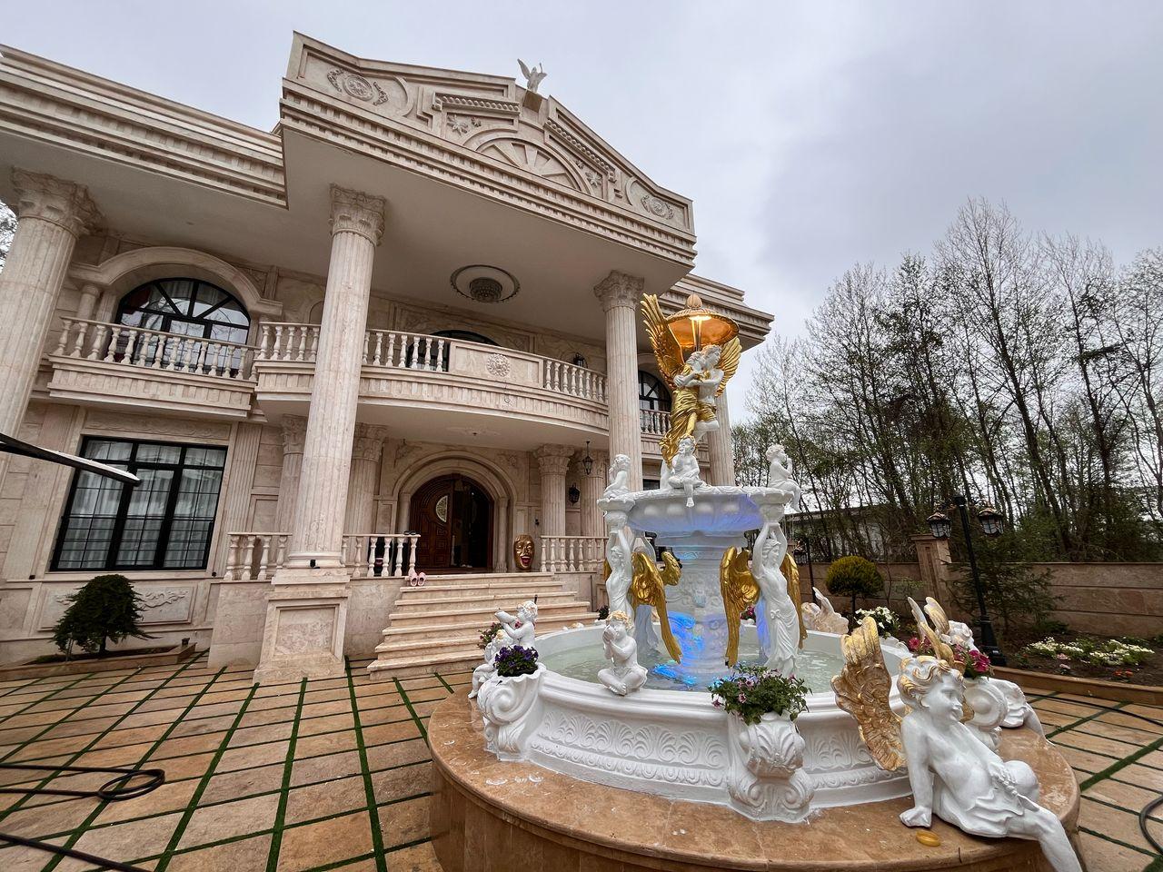 عمارت فوق لوکس با استخر چهار فصل