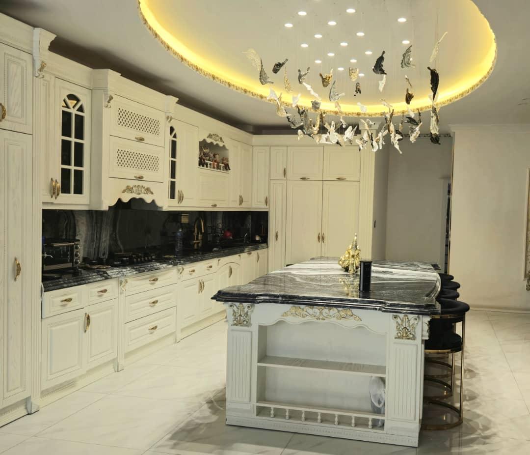 عمارت فوق لوکس با استخر چهار فصل