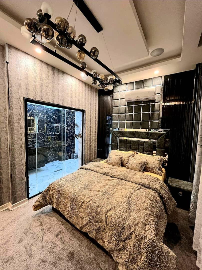 عمارت فوق لوکس با استخر چهار فصل