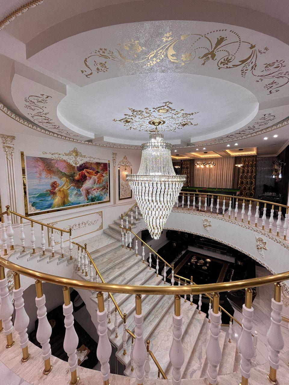 عمارت فوق لوکس با استخر چهار فصل