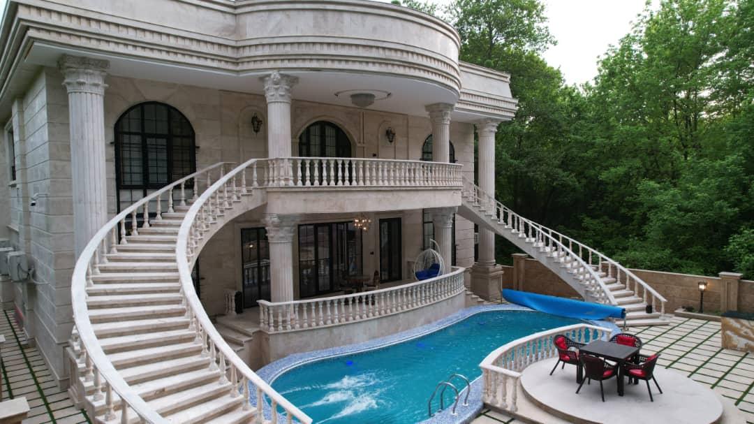 عمارت فوق لوکس با استخر چهار فصل