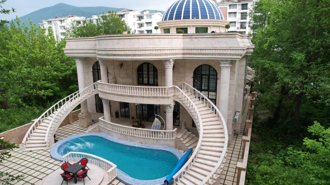عمارت فوق لوکس با استخر چهار فصل