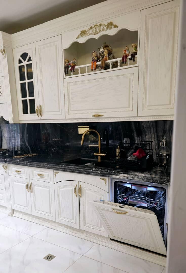 عمارت فوق لوکس با استخر چهار فصل