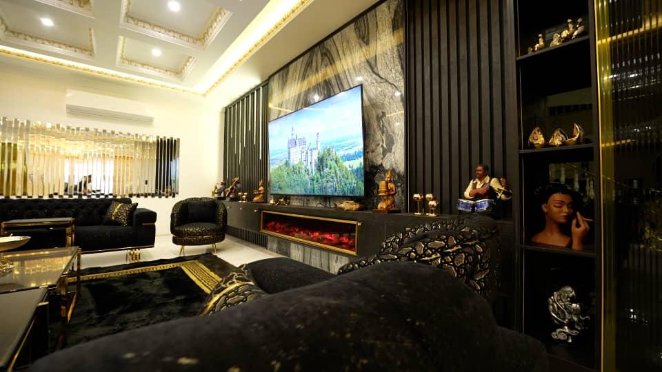 عمارت فوق لوکس با استخر چهار فصل