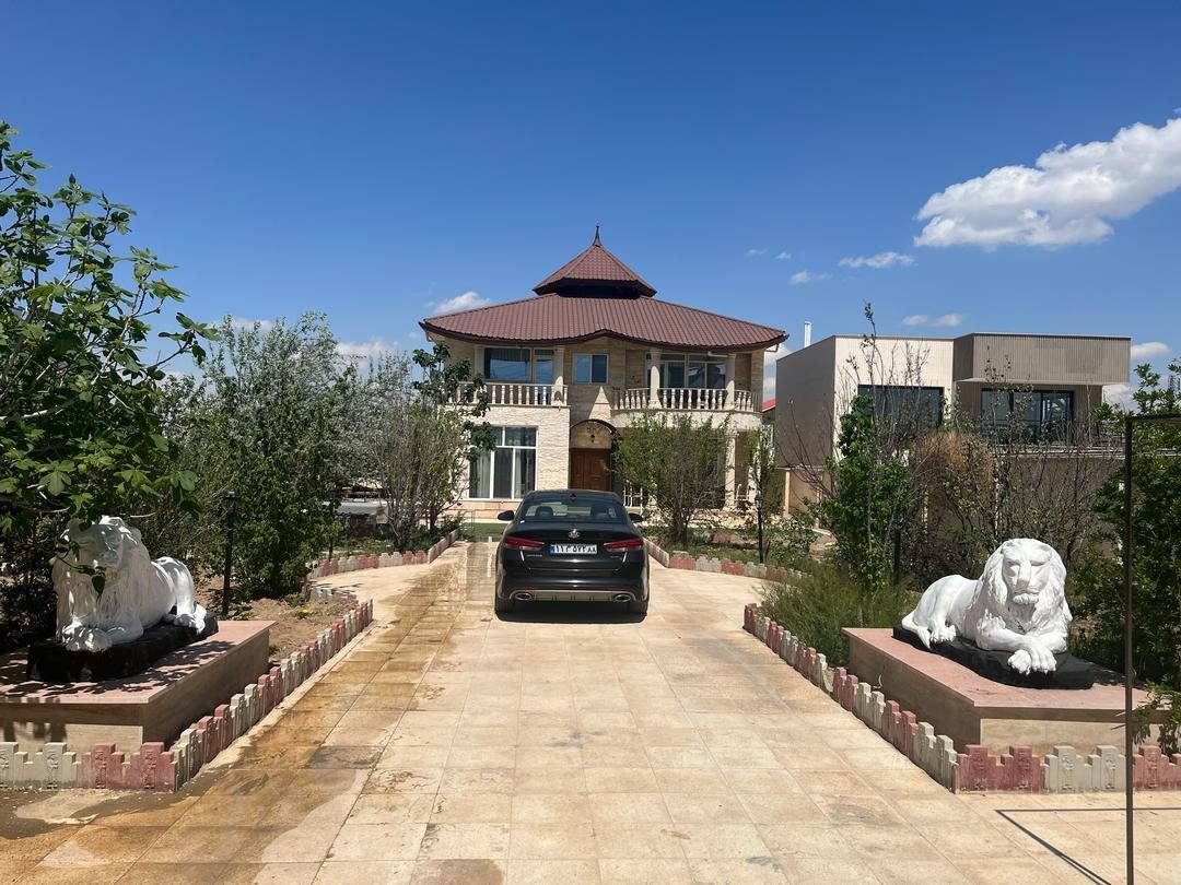 عمارت هوتارو با استخر آبگرم در زعفرانیه