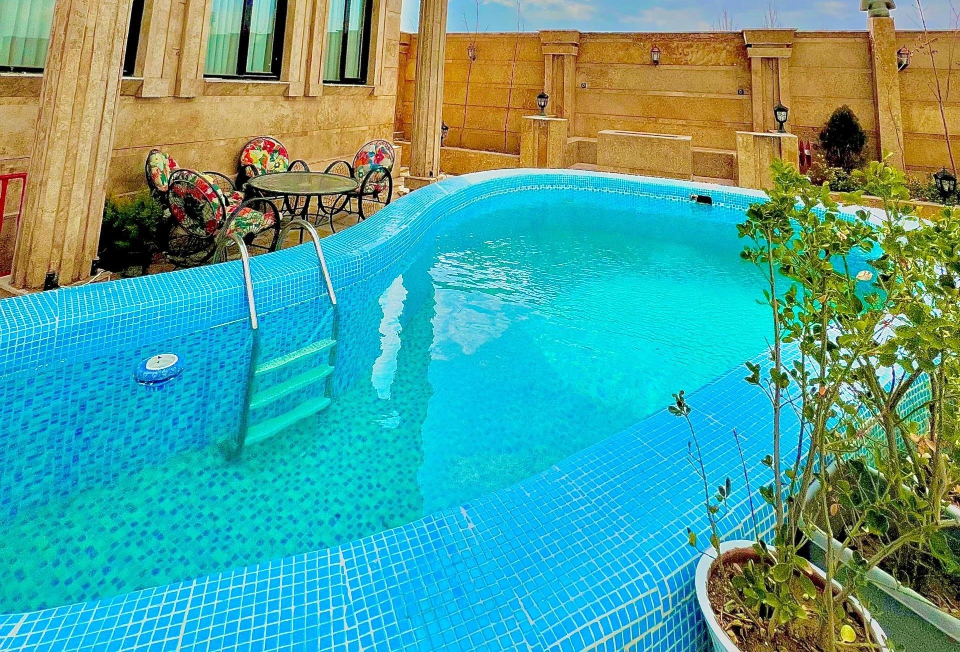 ویلا 4 خوابه استخر آبگرم روباز تریپلکس رودهن