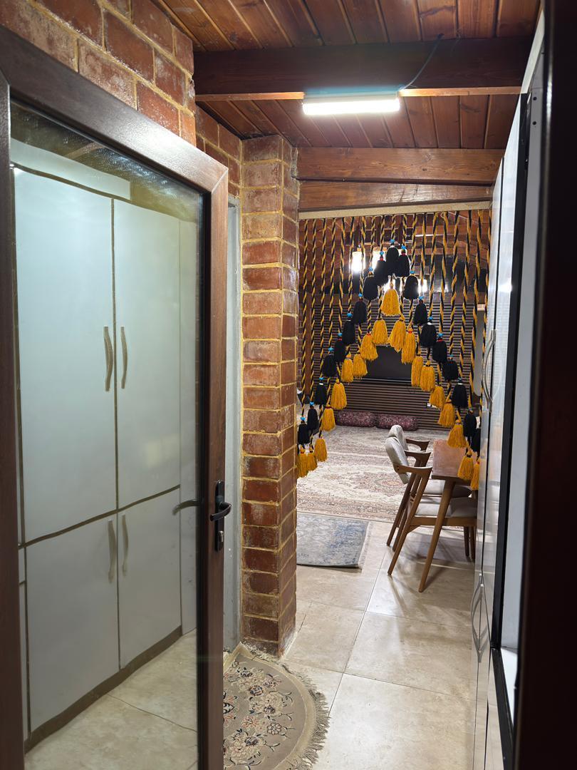 کلبه چوبی با استخر آب گرم در خان زنیان