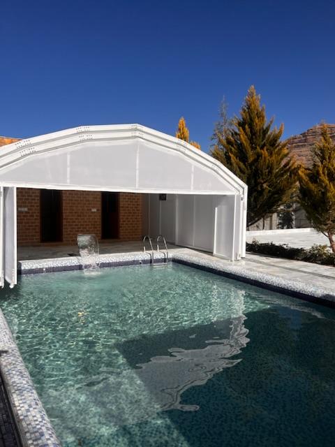 کلبه چوبی با استخر آب گرم در خان زنیان