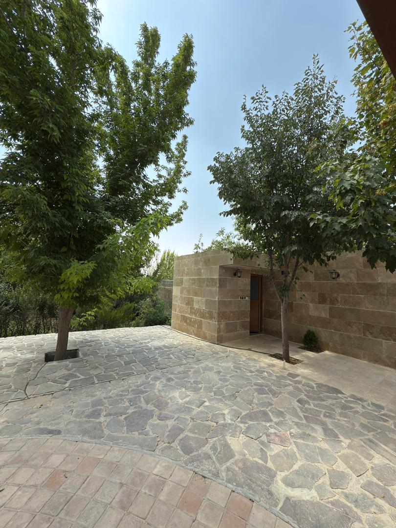 کلبه چوبی با استخر آب گرم در خان زنیان