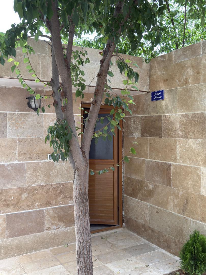 کلبه چوبی با استخر آب گرم در خان زنیان