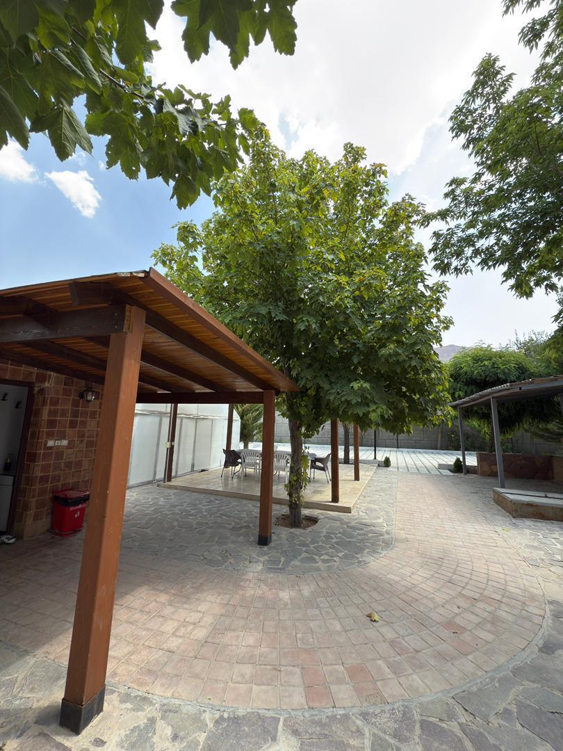 کلبه چوبی با استخر آب گرم در خان زنیان