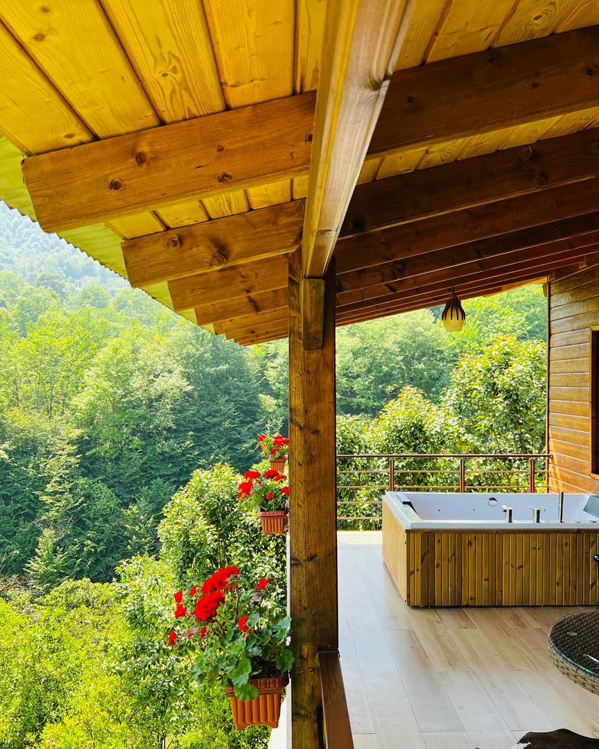 رزرو کلبه جنگلی دهلی جکوزی دار در رامسر واحد کلاسیک