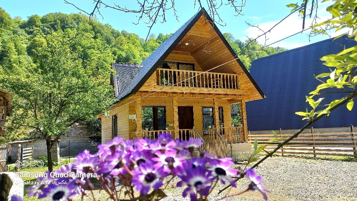 کلبه چوبی سوئیسی دلوین در جاده اسالم