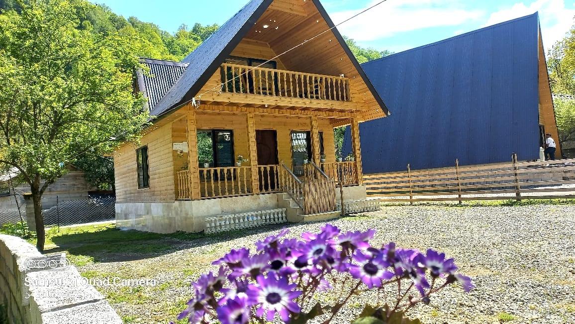 کلبه چوبی سوئیسی دلوین در جاده اسالم