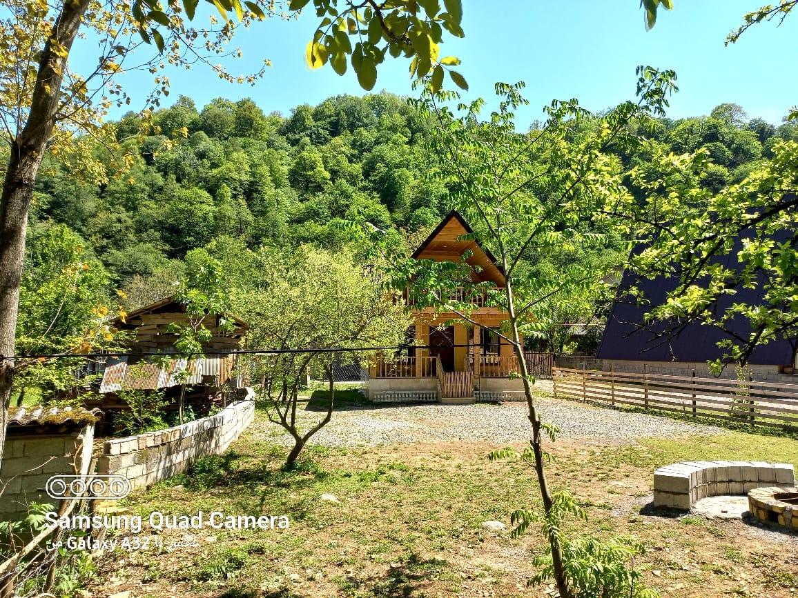 کلبه چوبی سوئیسی دلوین در جاده اسالم