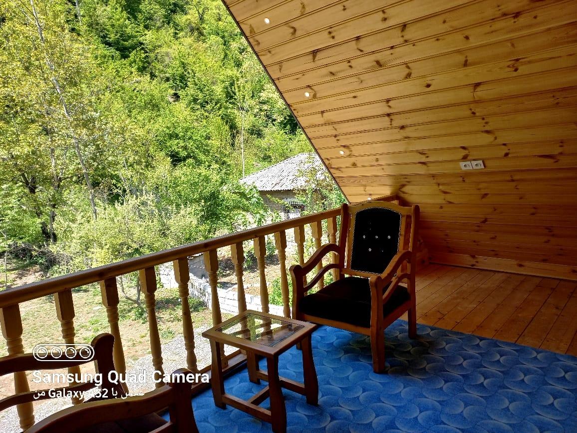 کلبه چوبی سوئیسی دلوین در جاده اسالم