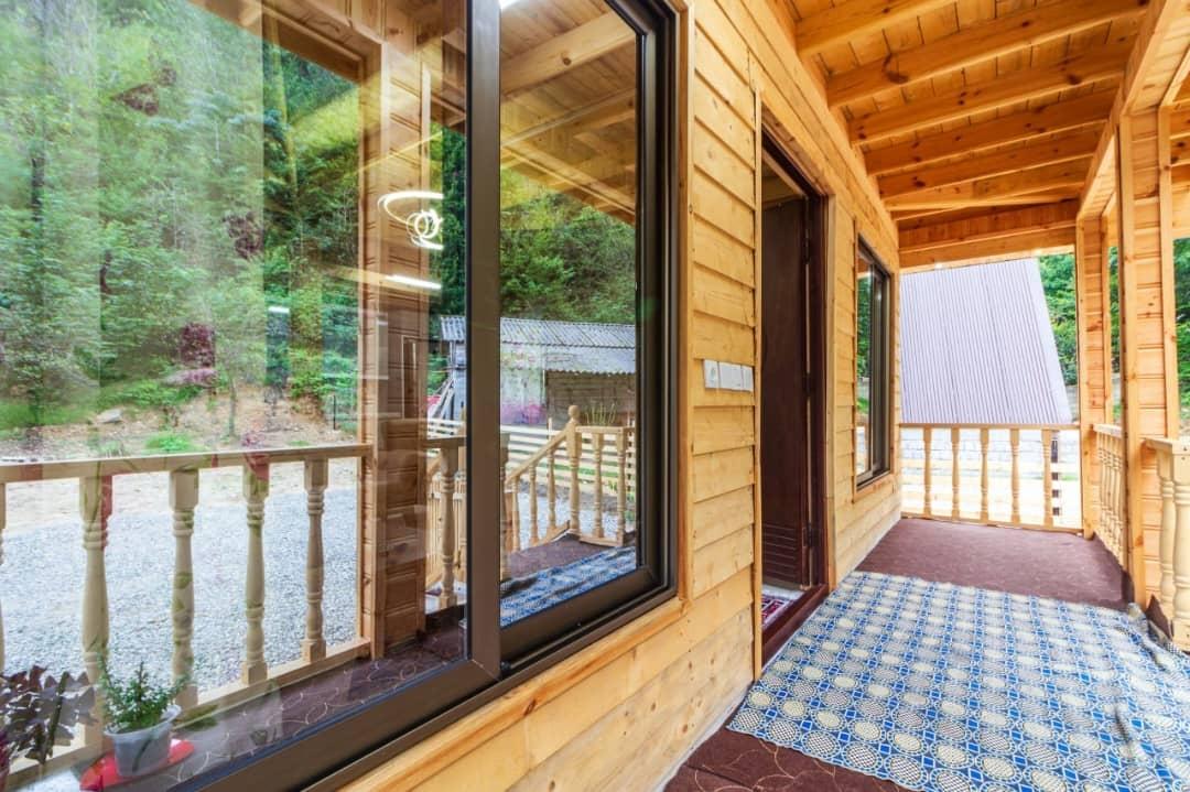 کلبه چوبی سوئیسی دلوین در جاده اسالم