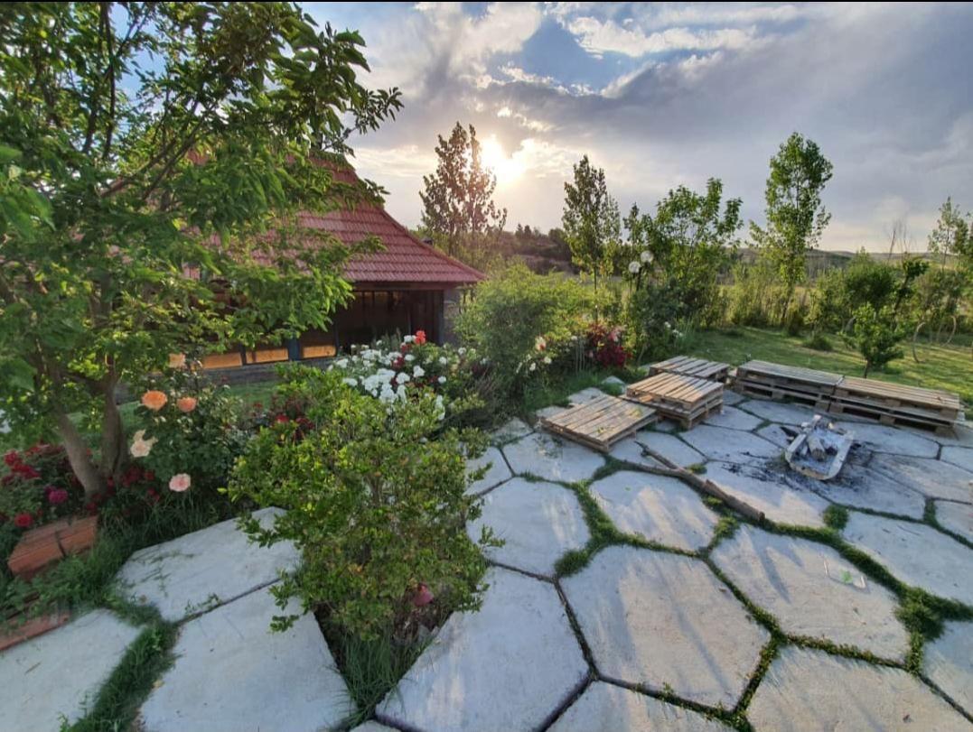 کلبه فرانسوی بهار خواب برکه