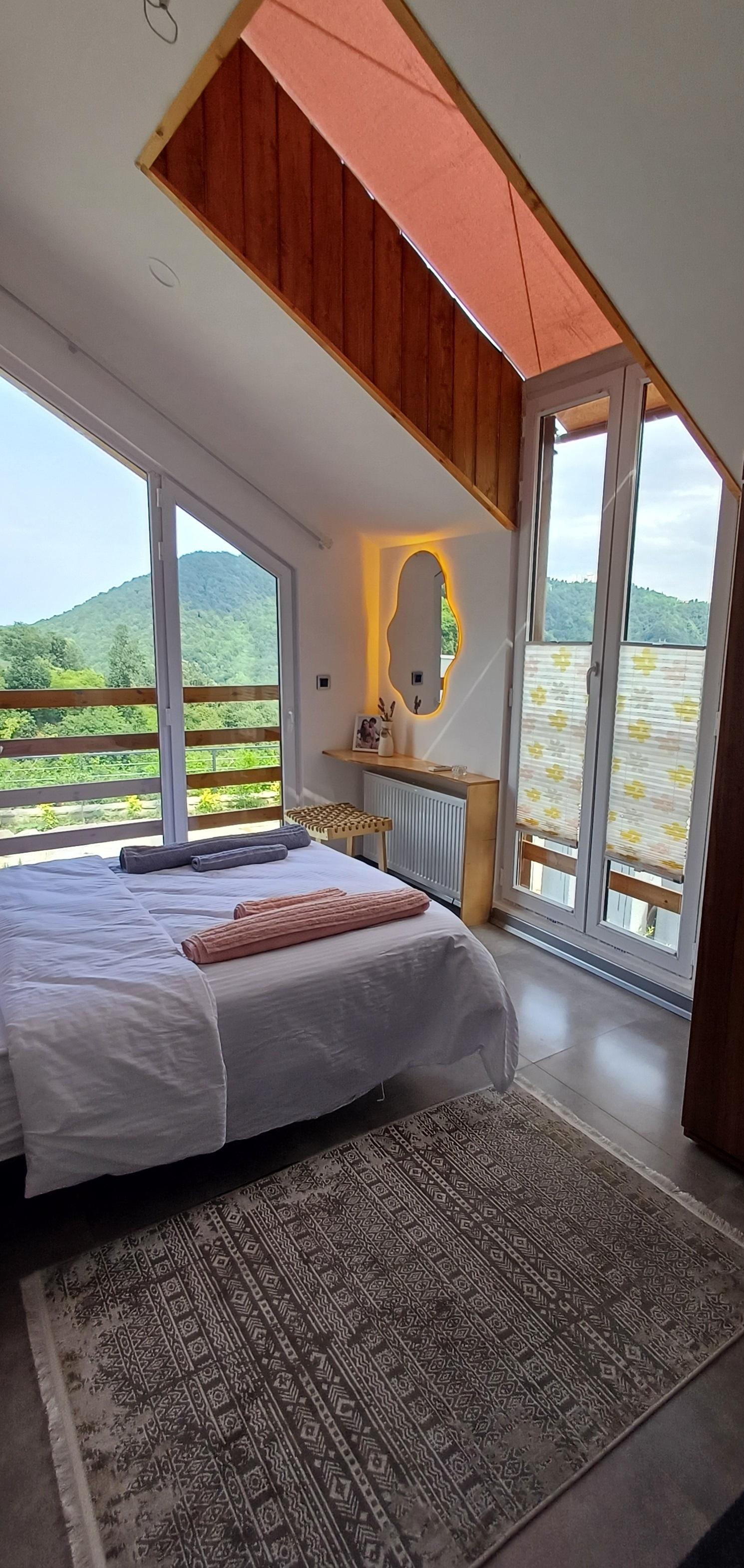 کلبه جنگلی آئورا با استخر ساحلی