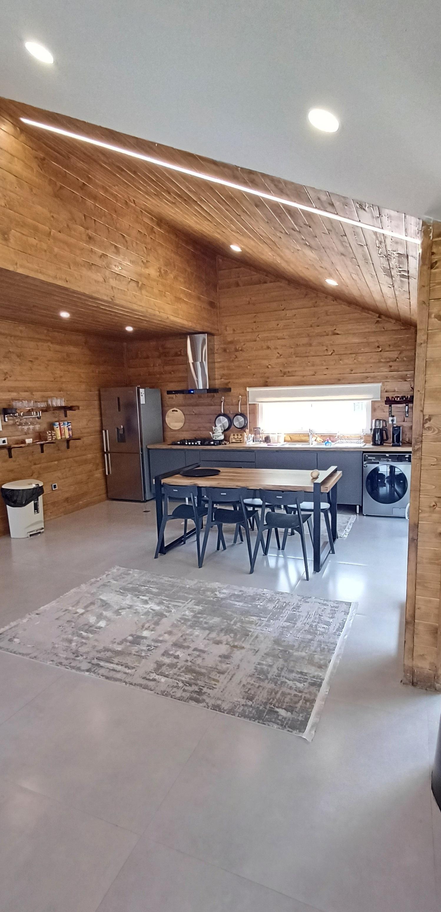 کلبه جنگلی آئورا با استخر ساحلی