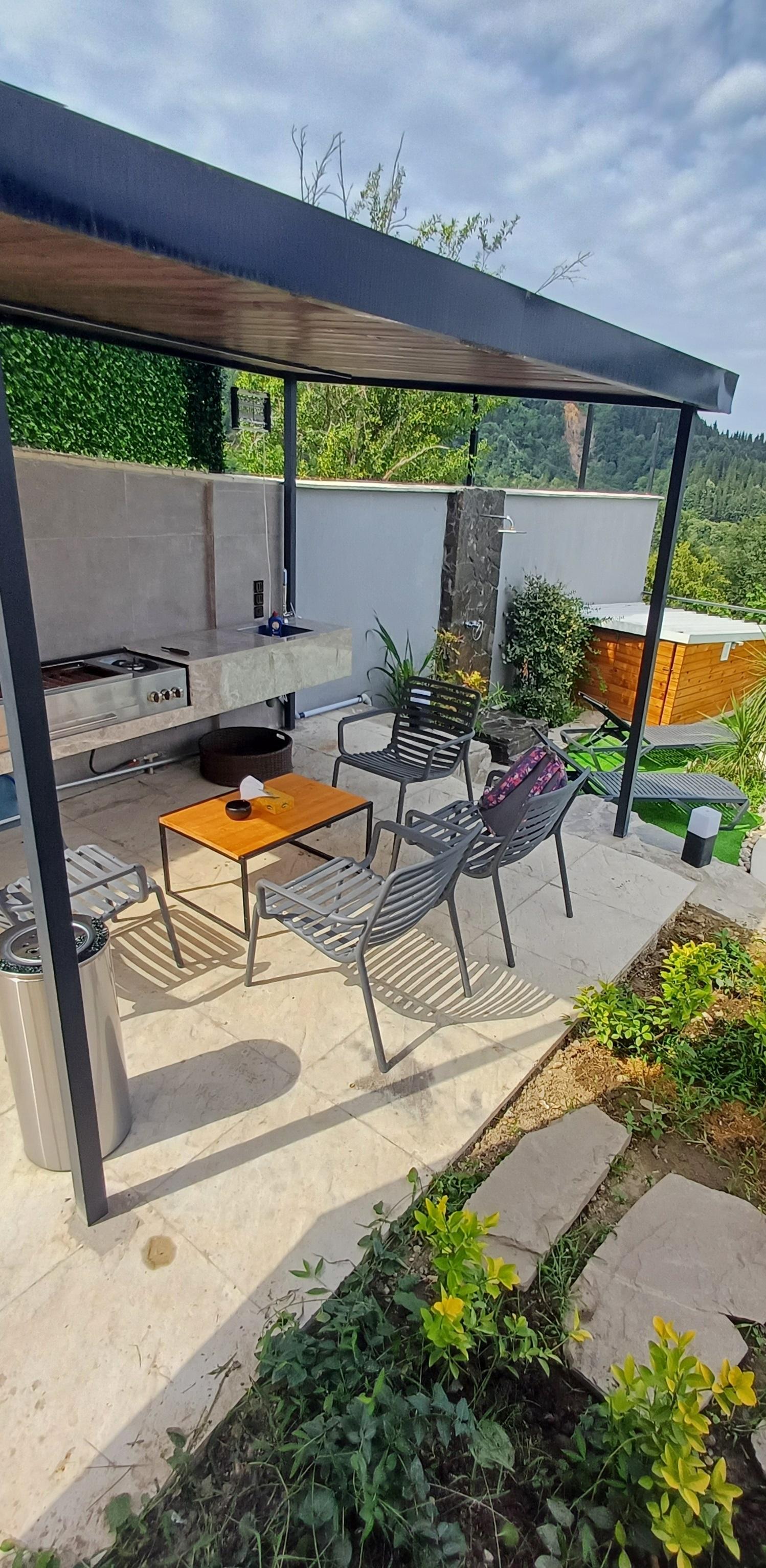 کلبه جنگلی آئورا با استخر ساحلی