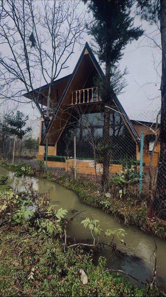 کلبه سوئیسی دو خواب کنار رودخانه