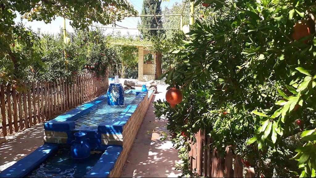 اقامتگاه بوم گردی باغ گلها در ارسنجان