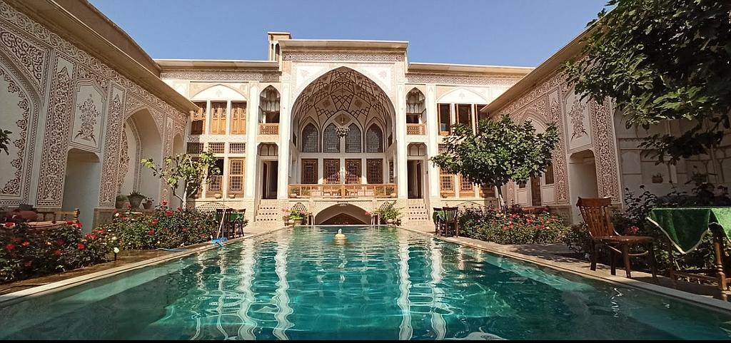 اجاره اقامتگاه سنتی مهینستان راهب در کاشان