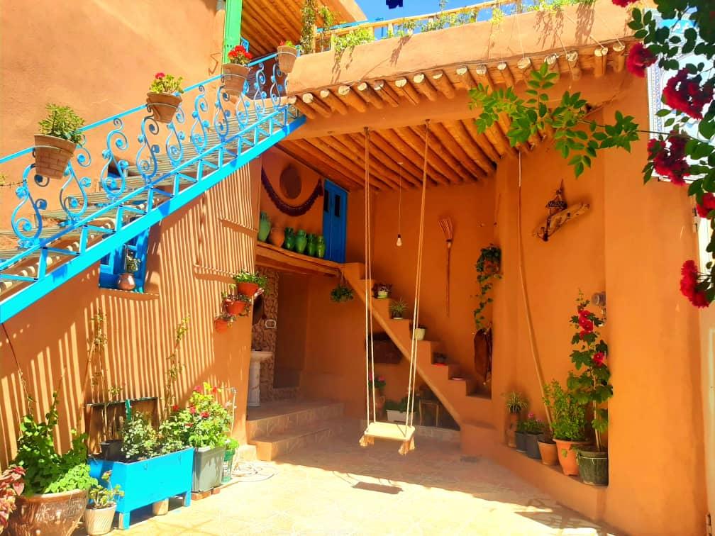 اقامتگاه بوم گردی زران در صحنه