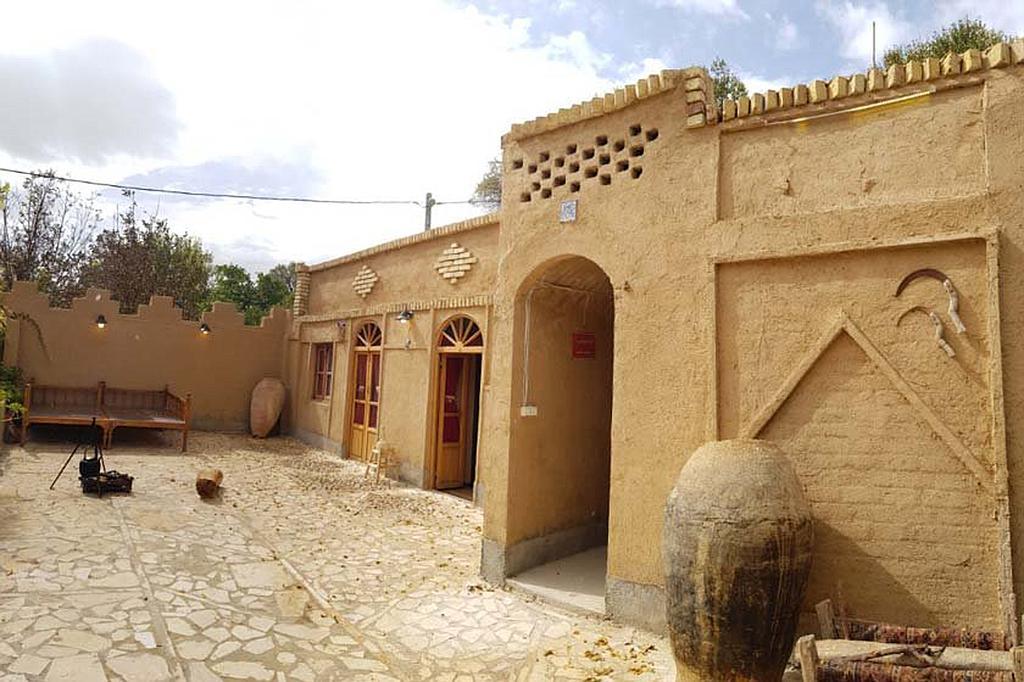 رزرو اقامتگاه بوم گردی موبد در آباده