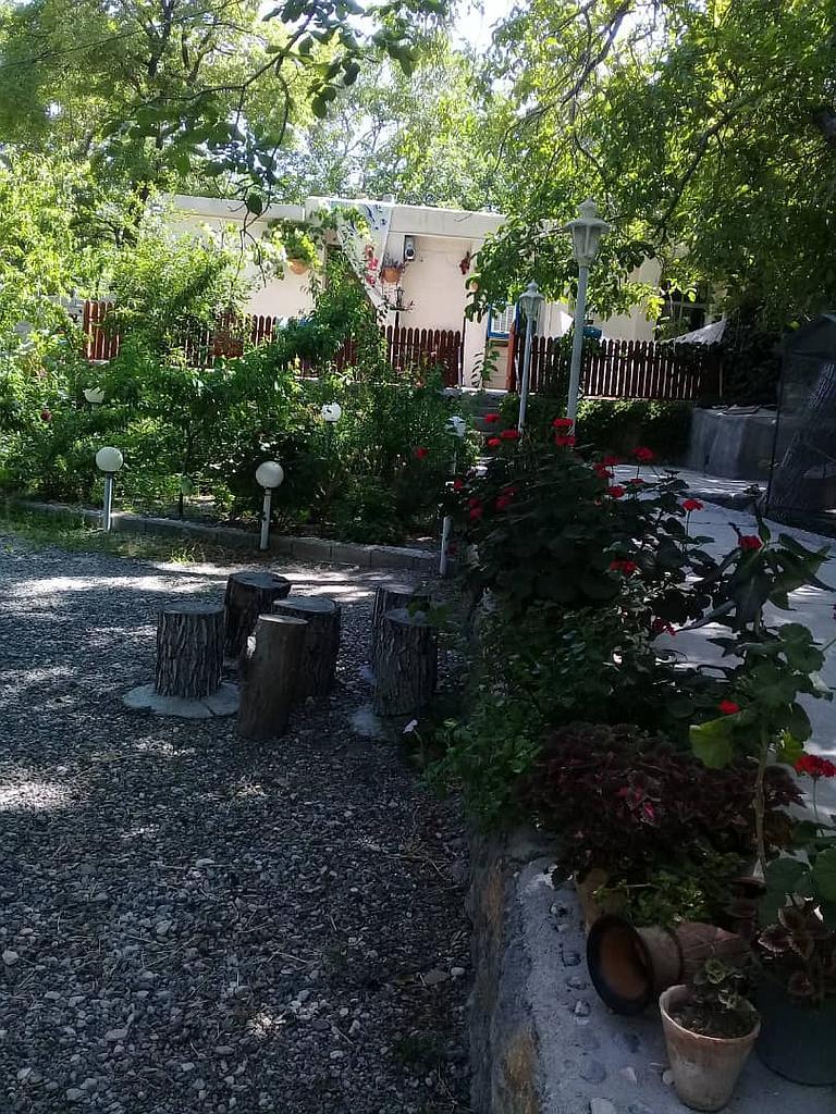 اجاره اقامتگاه بوم گردی باغ شریف در بافت