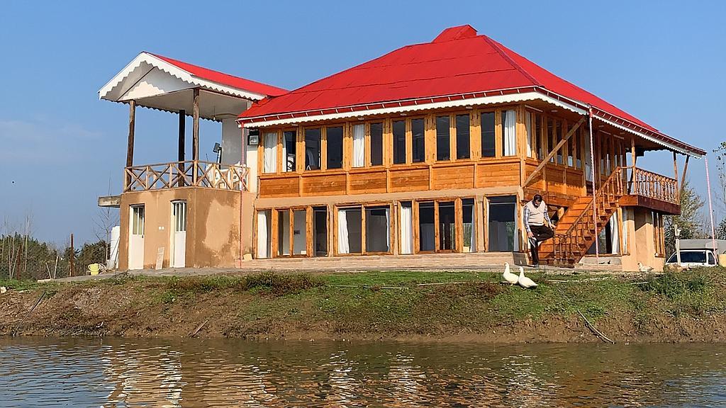 اقامتگاه باغ طوبی در صومعه سرا