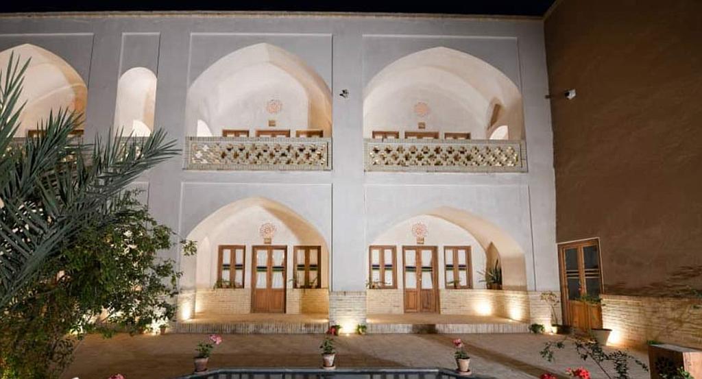 اقامتگاه سرای طاقچشمه در آران و بیدگل