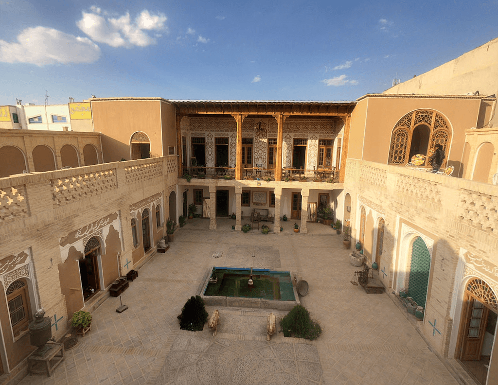 اجاره اقامتگاه عمارت عباس قلی خان در آباده