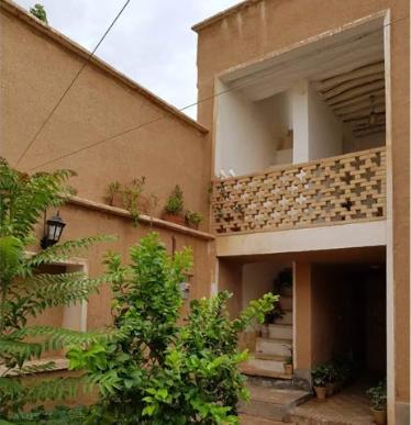 اقامتگاه بوم گردی نیمروز در سروستان