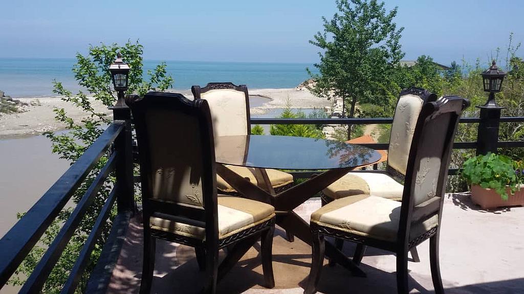 ویلا ساحلی استخردار با تراس رو به دریا و جنگل