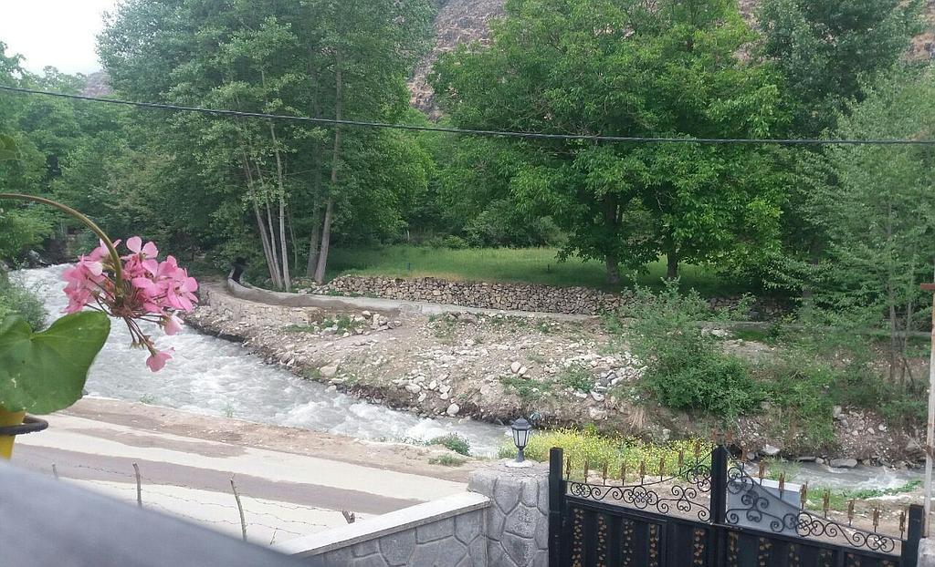 ویلا کنار رودخانه چشم انداز کوه و جنگل