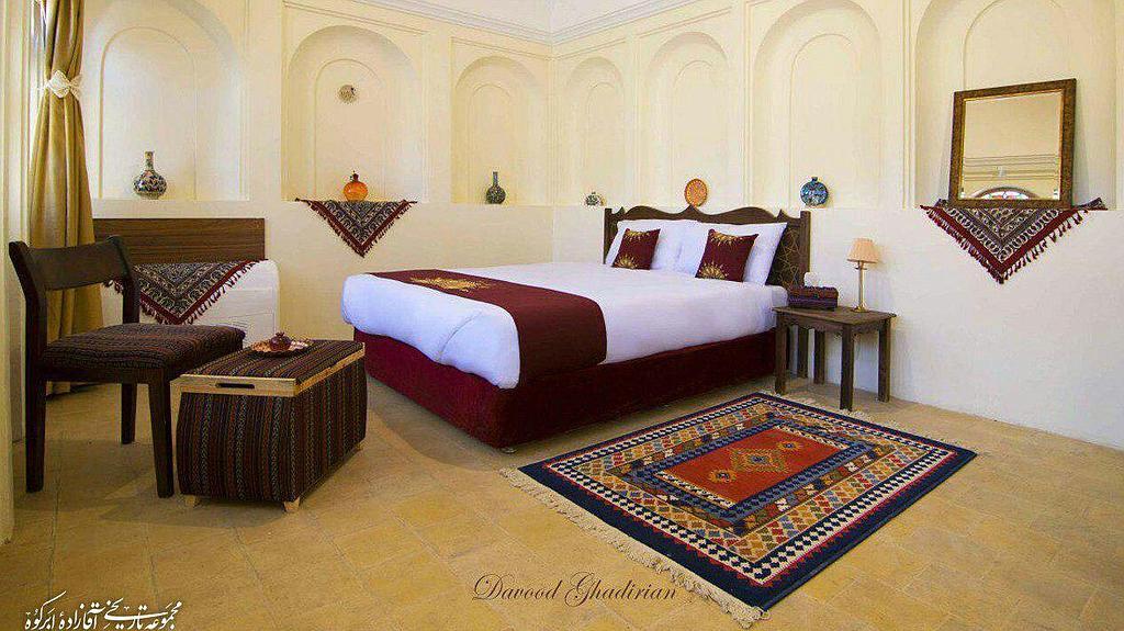 اقامتگاه یزد ابرکوه اتاق بنفشه