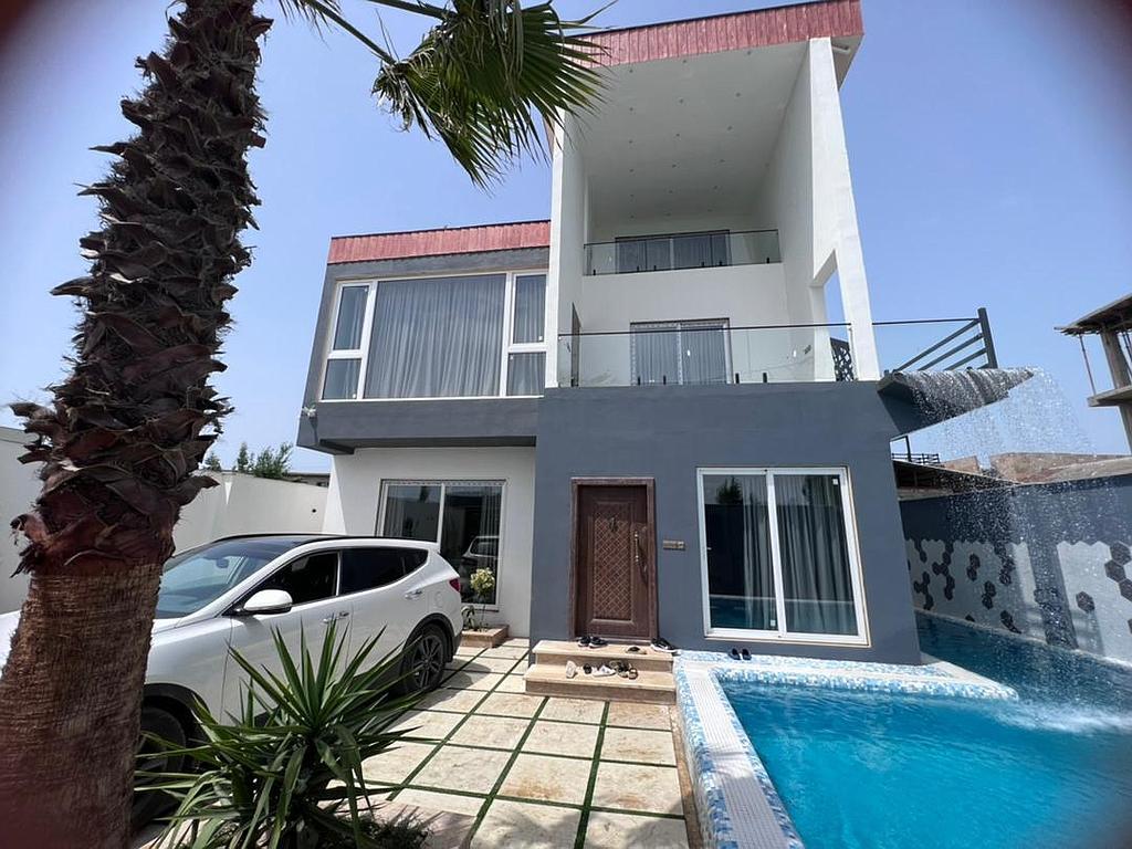 ویلا مدرن تریپلکس با استخر روباز آبگرم