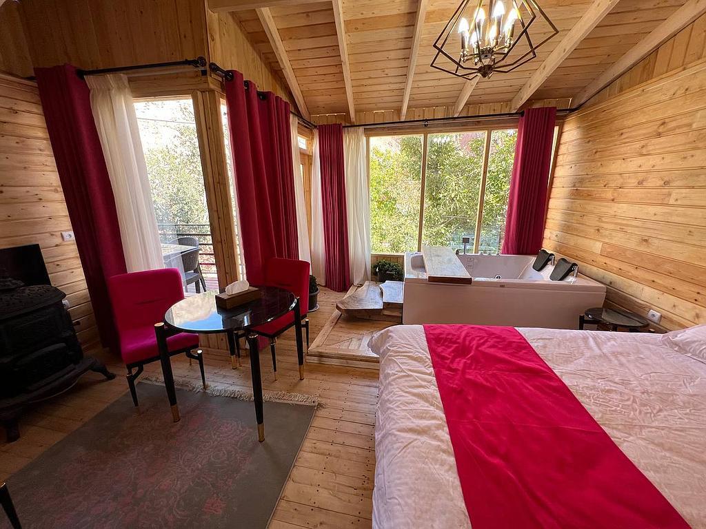 کلبه دگا با جکوزی در فیروزکوه