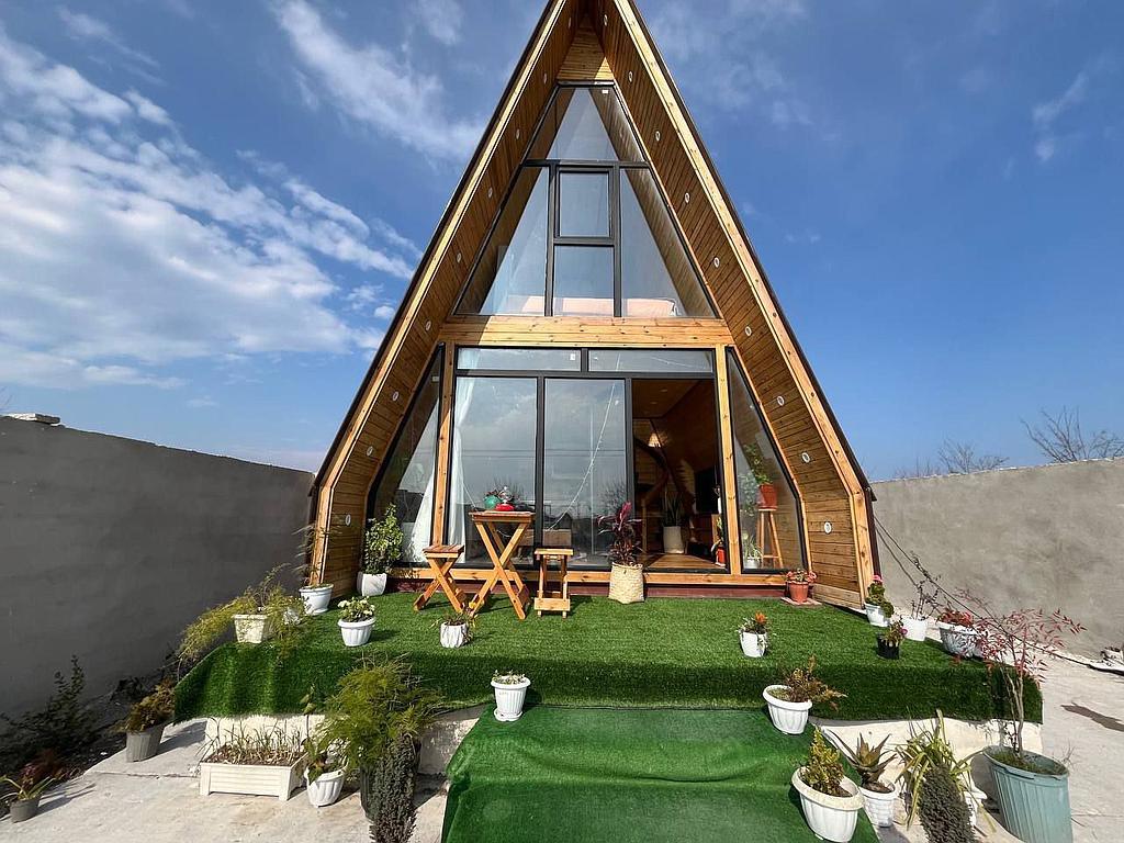 کلبه سوئیسی فرحناک در بندرانزلی