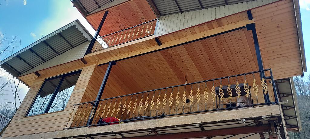 ویلا چوبی در کنار رودخانه وجنگل 