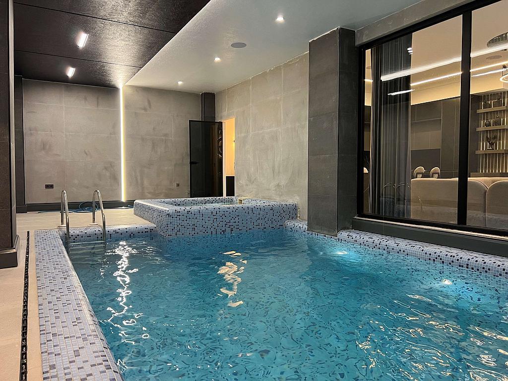 ویلا سه خوابه مدرن با استخر و جکوزی سرپوشیده